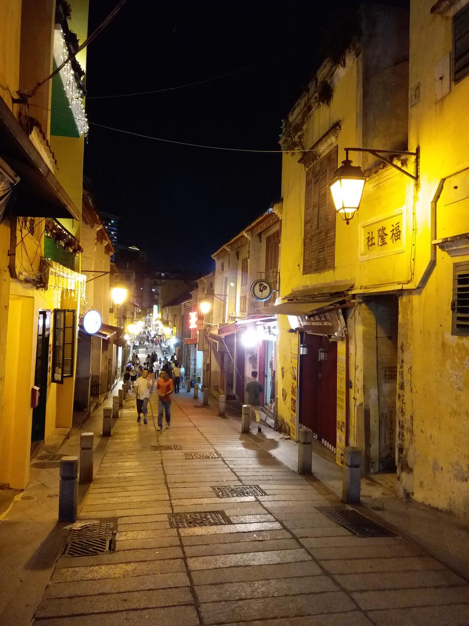 福隆新街夜景：红色外立面在灯光下的旅游氛围