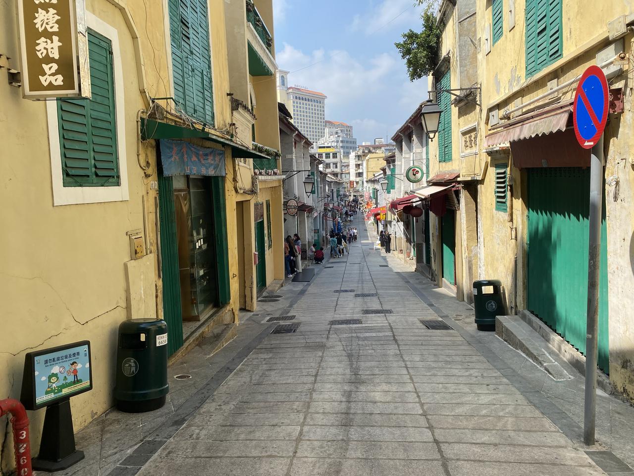 福隆新街日间街景：两侧青砖楼房统一红色门窗