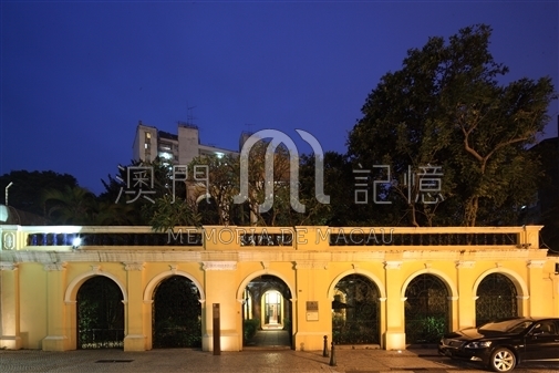 何东图书馆前花园
