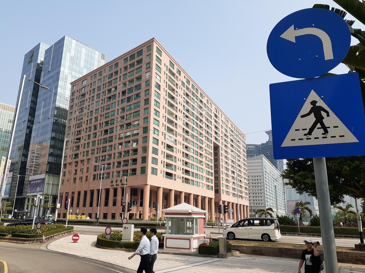 南湾大马路上的现代街景