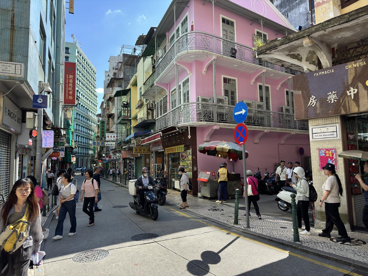营地大街北段街景:窄巷两侧老商铺招牌密集