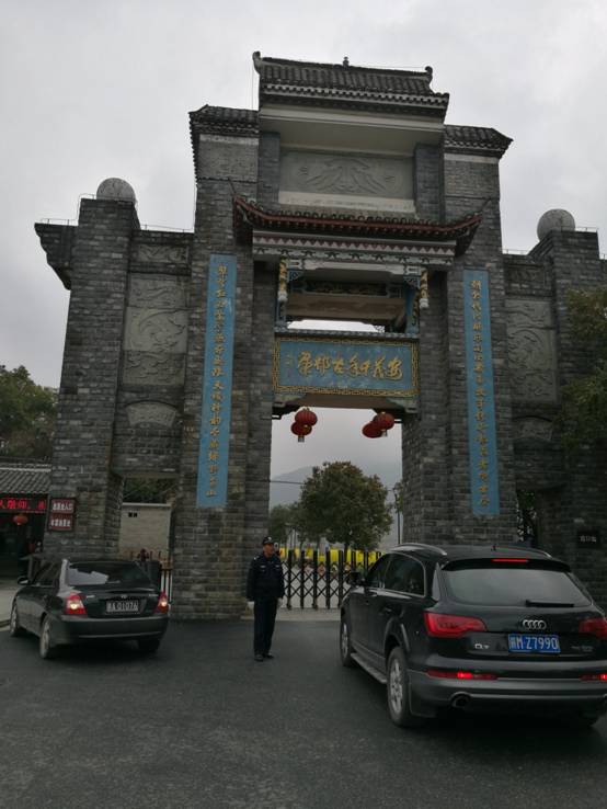 罗田古街的麻石板路面,中间有清晰的车辙痕迹
