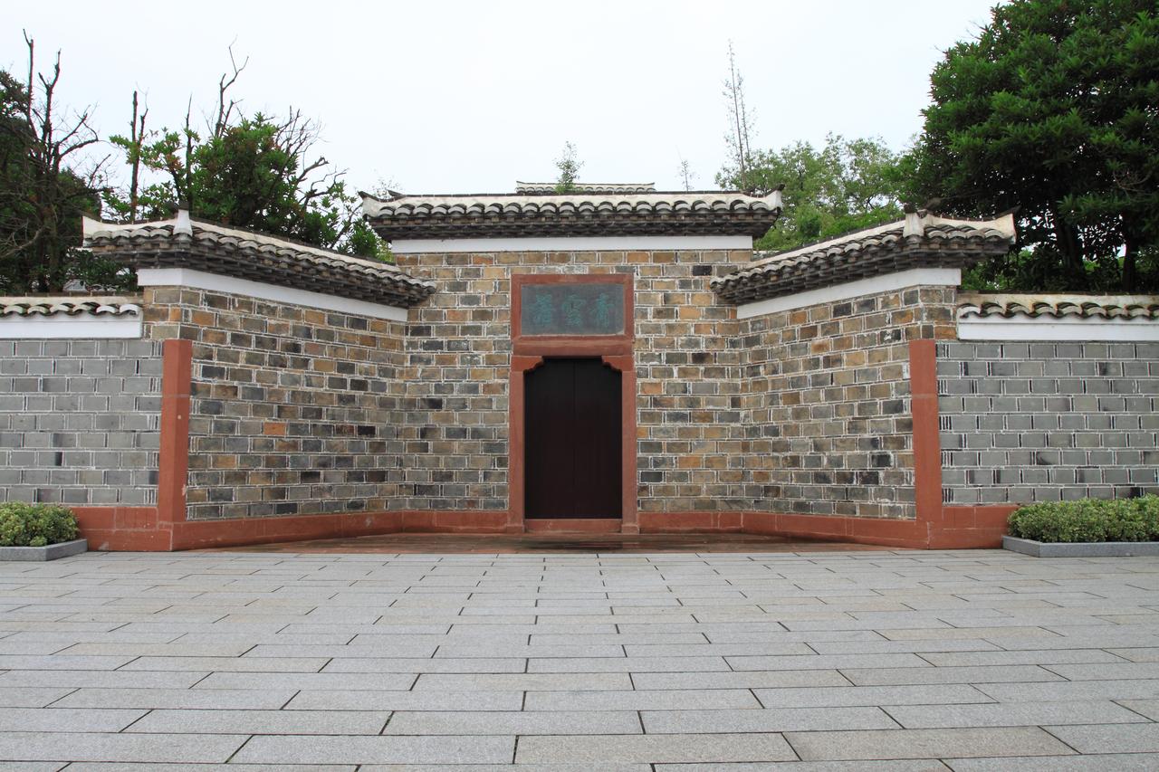 青云谱古建筑群入口处青砖墙和门额
