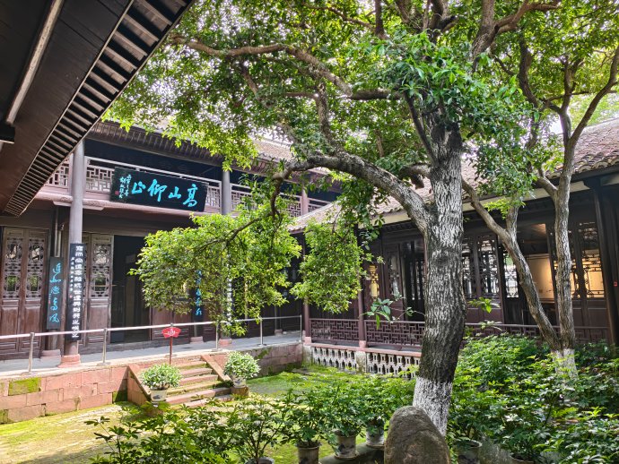 八大山人纪念馆庭院中的古树与传统建筑