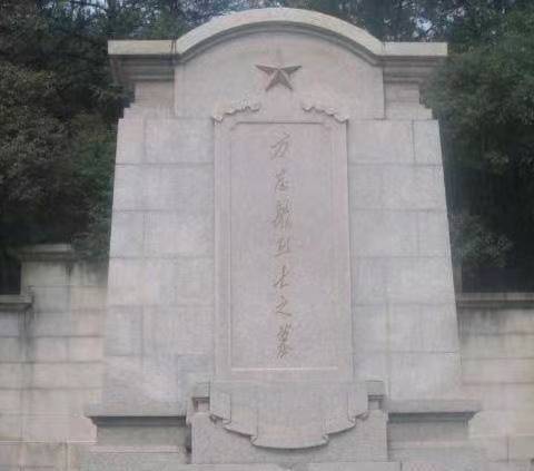 方志敏烈士纪念碑近景,碑顶红星与刻字清晰可见