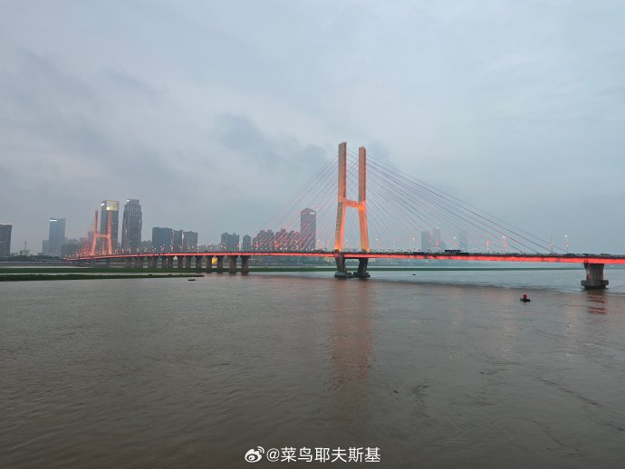 八一大桥夜景，斜拉桥灯光映照在赣江水面之上