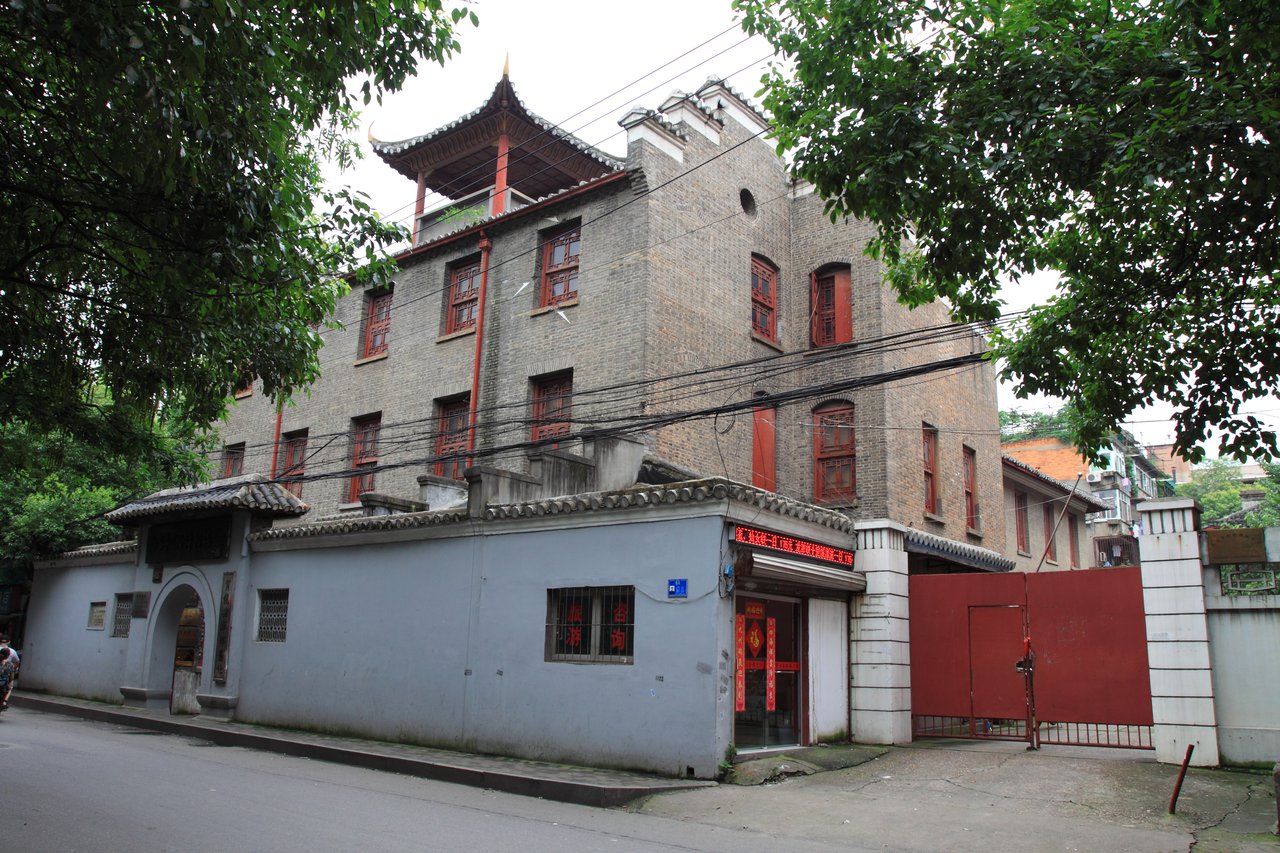 贺龙指挥部旧址建筑侧面,灰色砖墙和红色门