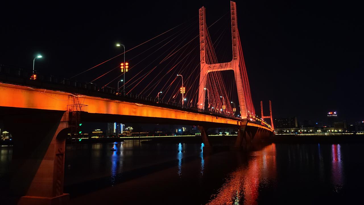 八一大桥夜景,斜拉索和桥塔在灯光中倒映在赣江水面