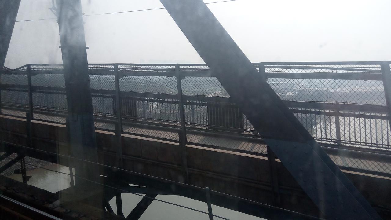 赣江大桥铁路公路两用桥,中间双线铁路,两侧公路