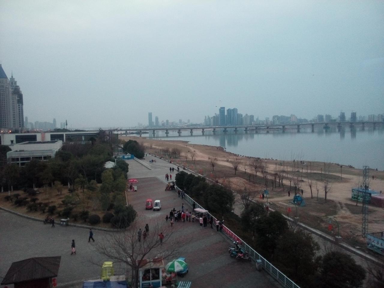 南昌大桥双层结构,上为机动车道,下层为人行与非机动车道