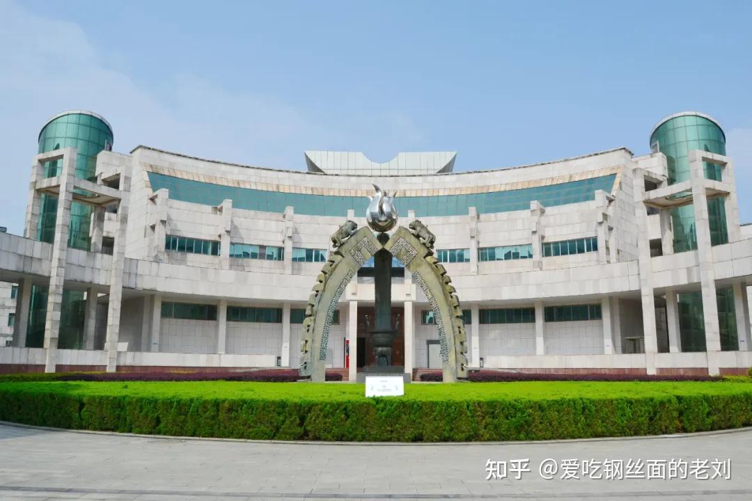 江西省博物馆新馆外立面,米白色叠砖墙配宝蓝色玻璃窗