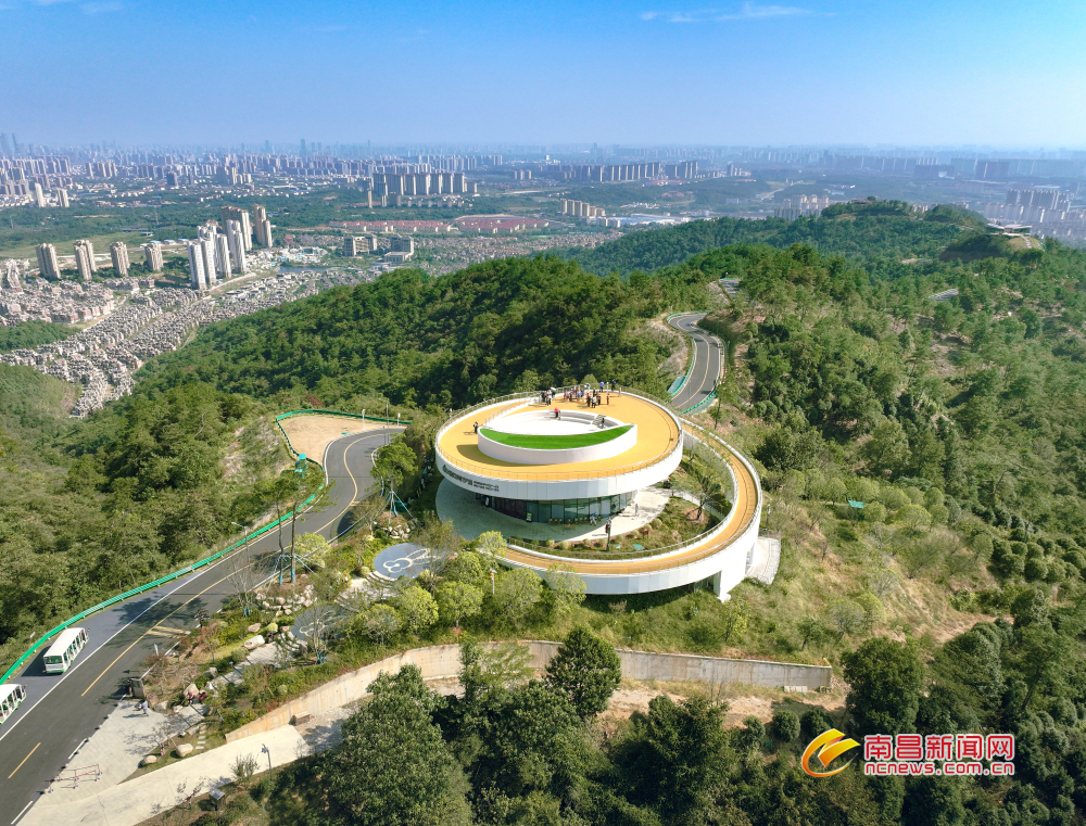 蟠龙峰观景台俯瞰南昌城区