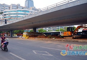 建造中的南昌永和门立交桥，上方是八一大道，下方是原永和门遗址