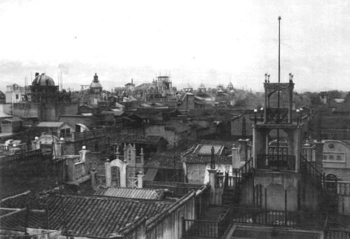 1920年代南昌进贤门外的市井景象，可见三间歇山顶门楼和城门洞口