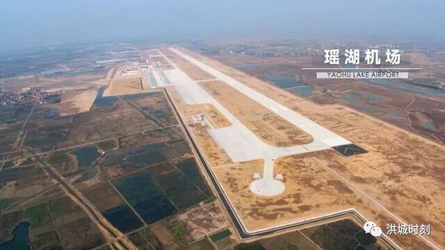 瑶湖机场启用的俯瞰视角，可见跑道和厂区布局