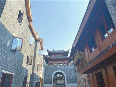 万寿宫历史文化街区合同巷日景，青灰色赣派建筑鳞次栉比