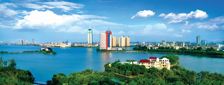 2001年整治后建成的青山湖环湖公园景观