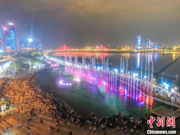 秋水广场月牙形平面与音乐喷泉群全景