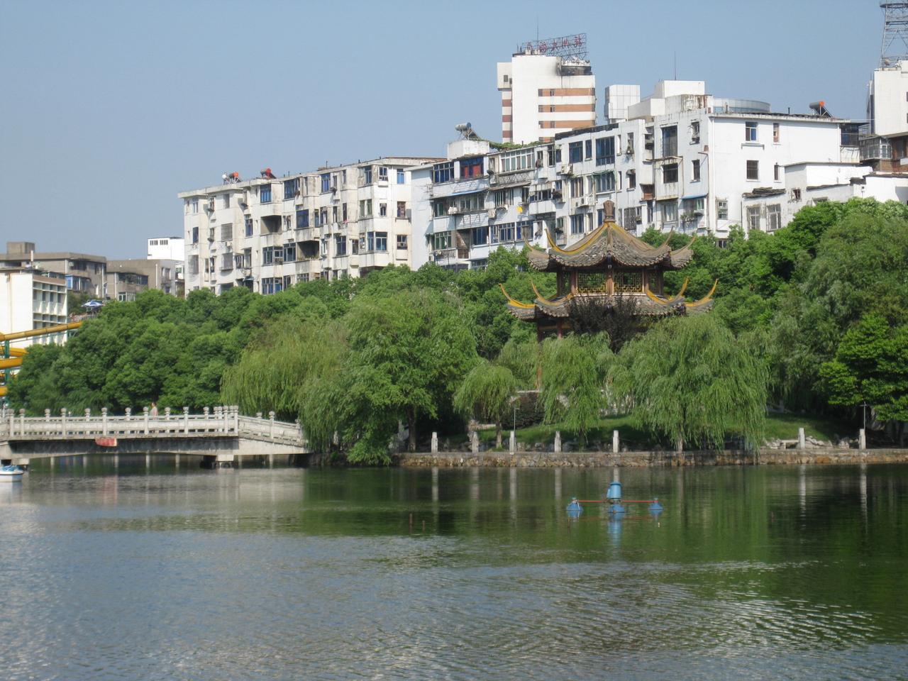 孺子亭全景,六角攒尖顶倒映湖中