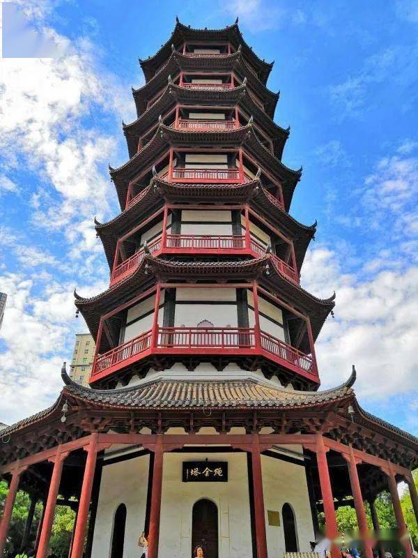 绳金塔塔身和飞檐铜铃近景