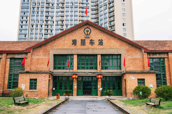 湾里工业文明纪念馆外景，黄墙绿窗的老车站建筑和梅岭号火车头