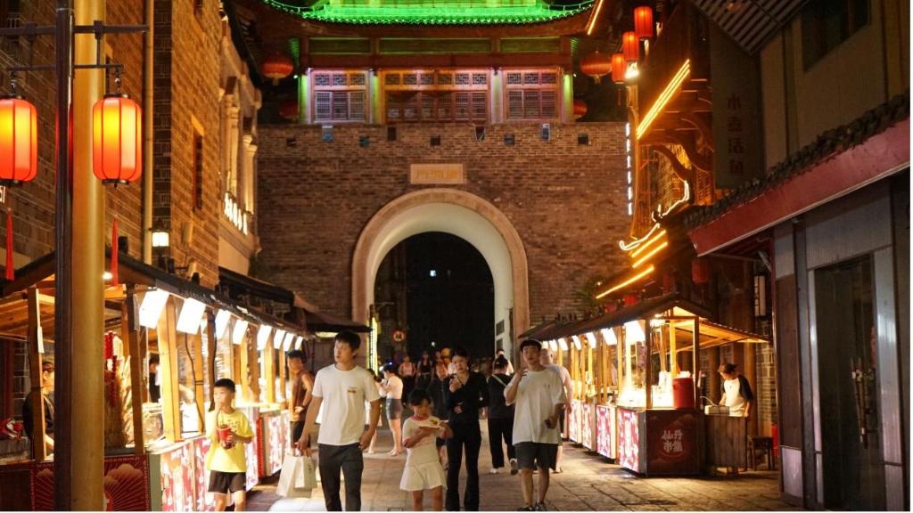 夜晚的万寿宫历史文化街区街景