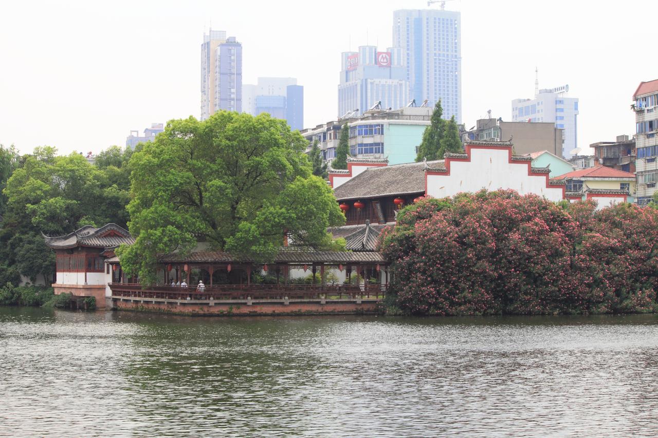 杏花楼走廊与庭院，传统建筑细部