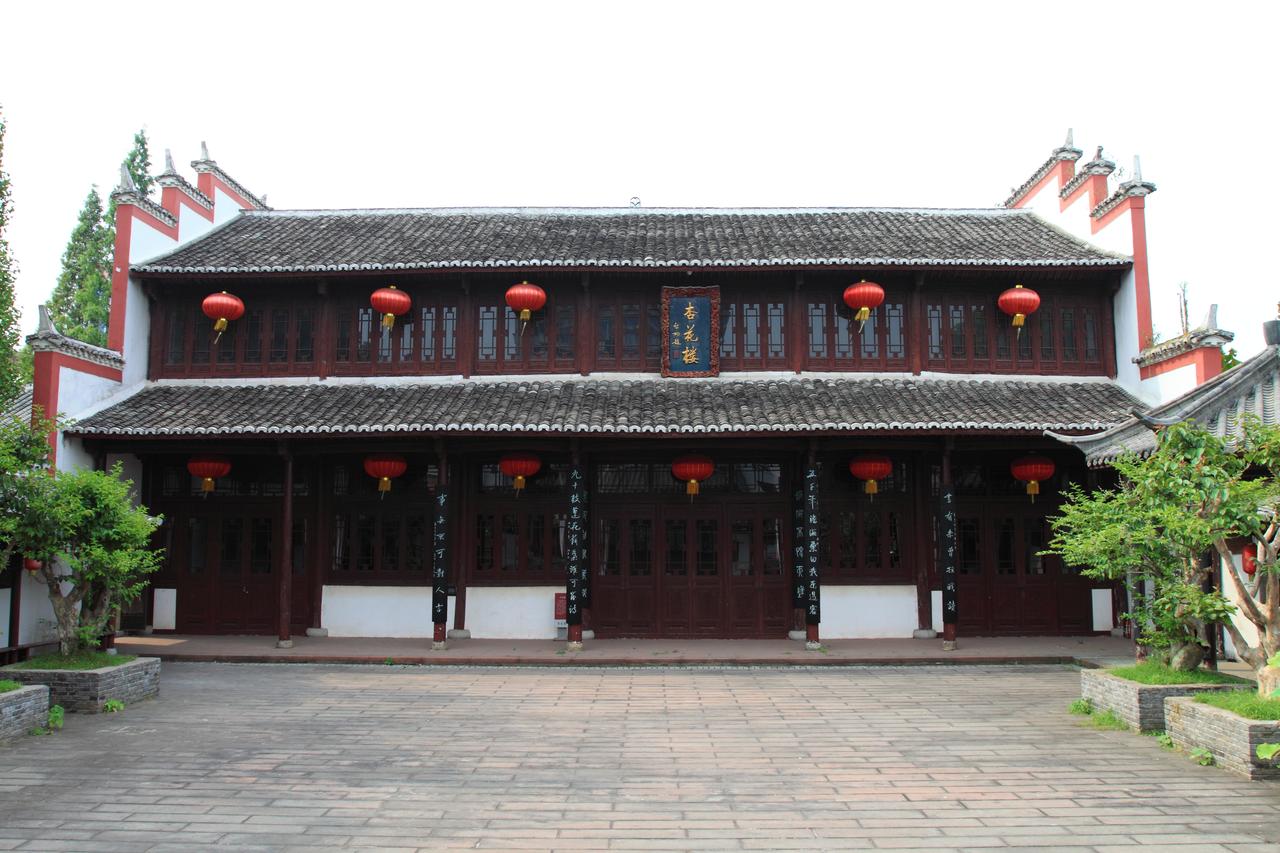 杏花楼主楼外景，白墙黛瓦与朱柱