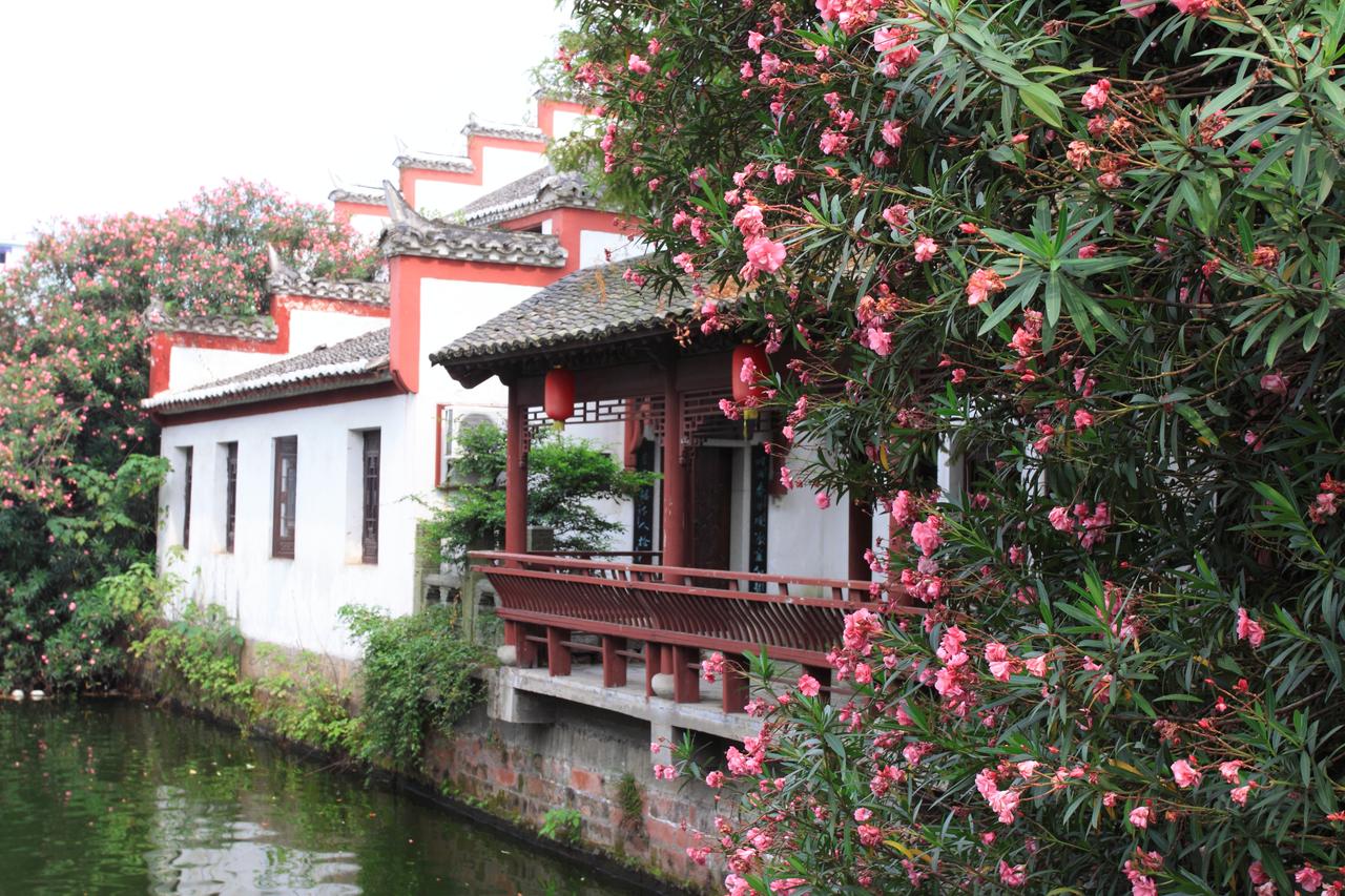 杏花楼翼角与湖面，南湖水景与建筑倒影