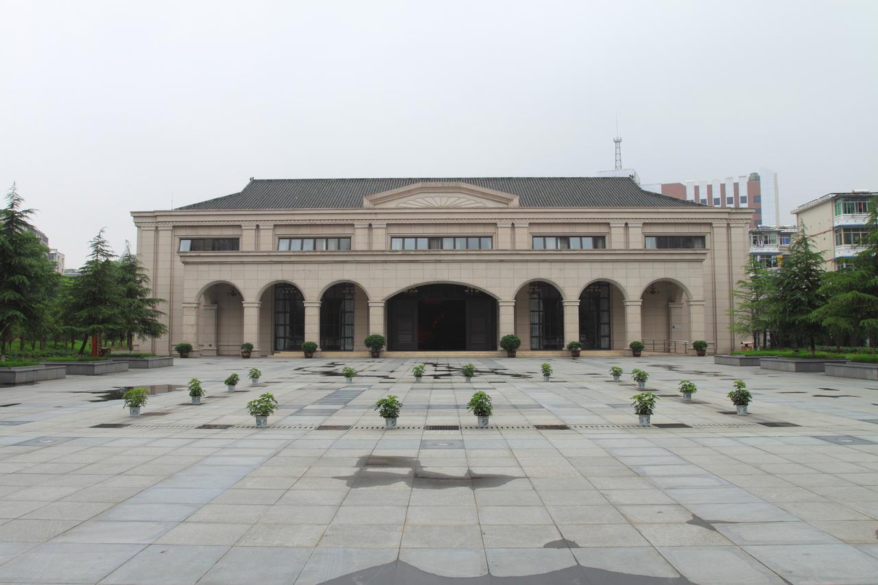 南昌新四军军部旧址主楼外观，两层法式砖木结构建筑