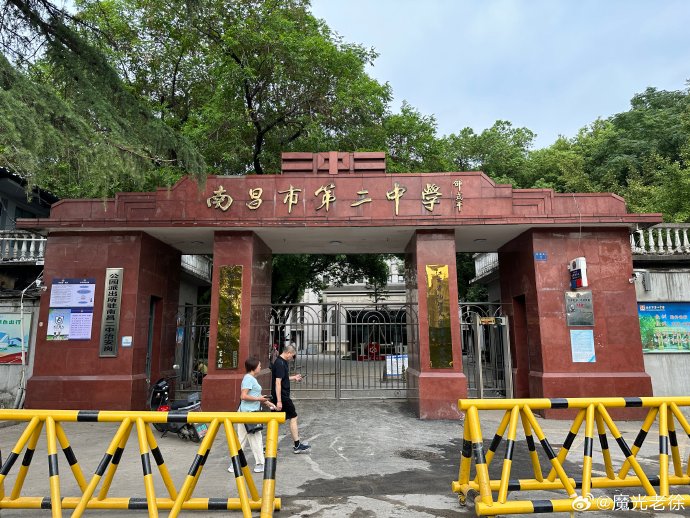 南昌二中苏圃路校区校门