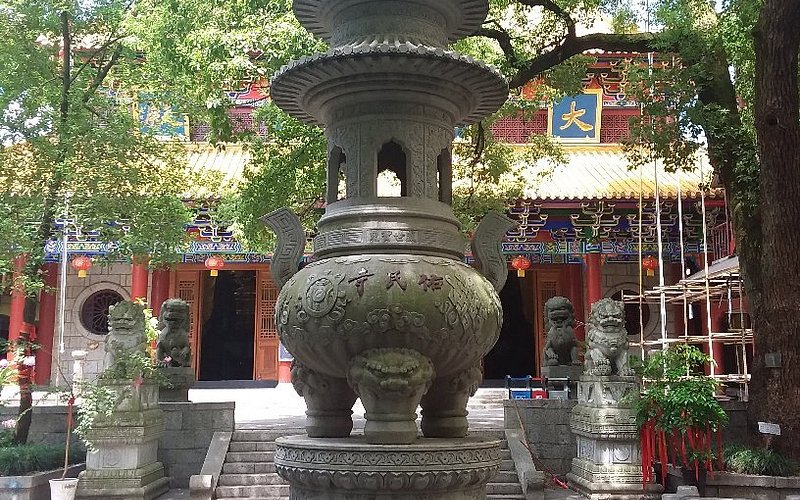 佑民寺天王殿与庭院内景，香炉与古树交映