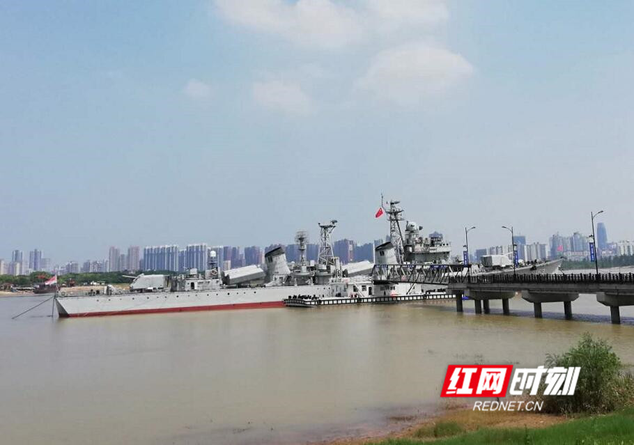 南昌舰停泊在赣江边，背景为红谷滩天际线