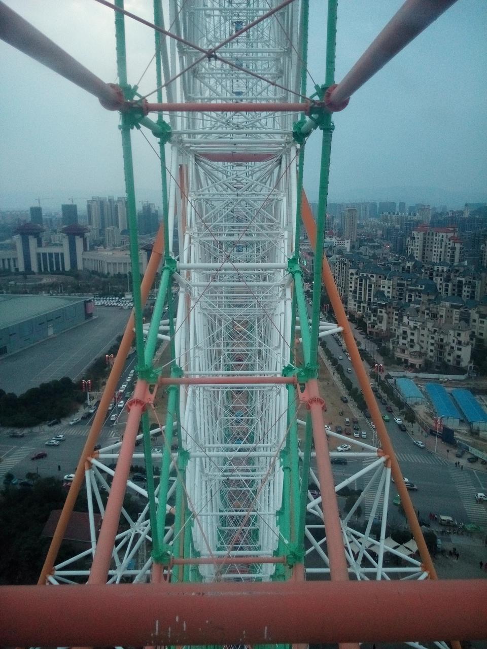 从南昌之星高空俯瞰赣江两岸的景色，东岸老城与西岸新城同框