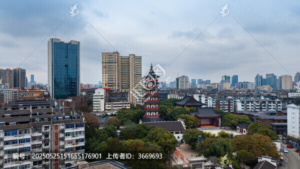 绳金塔及周边历史文化街区航拍，塔身与仿古建筑群的空间关系