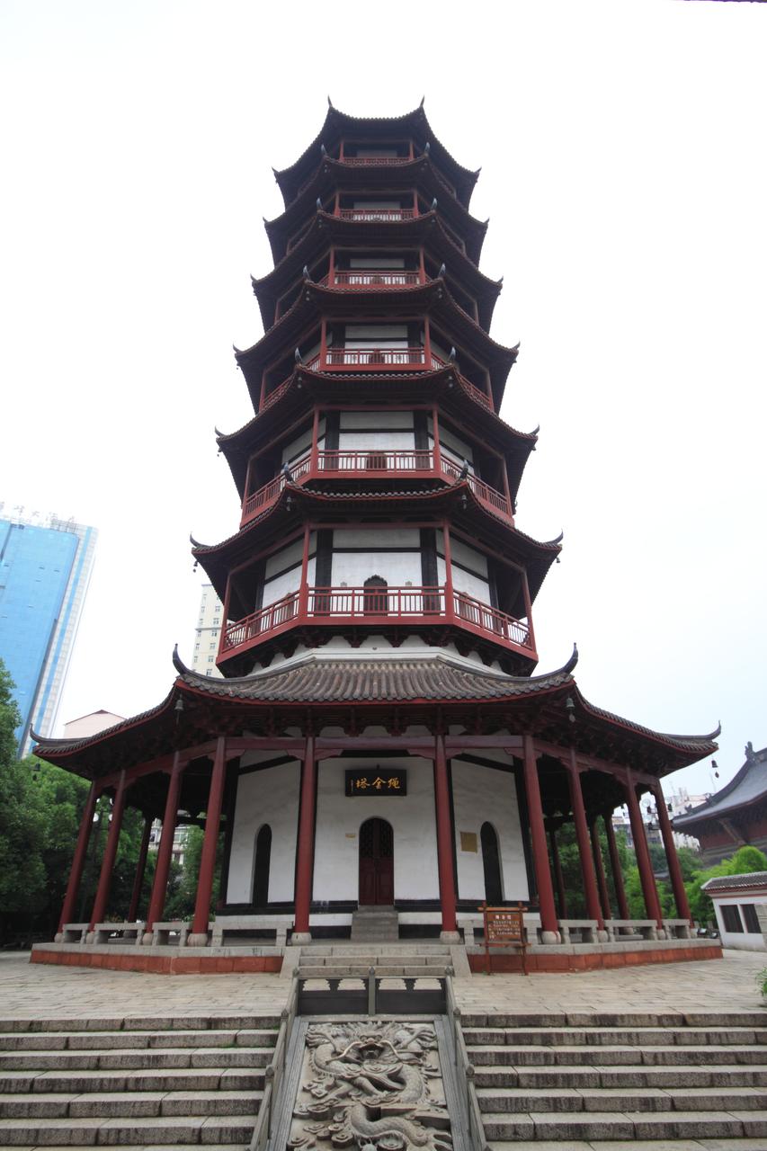 绳金塔基座与庭院：朱栏青瓦、飞檐翘角的江南砖塔细节