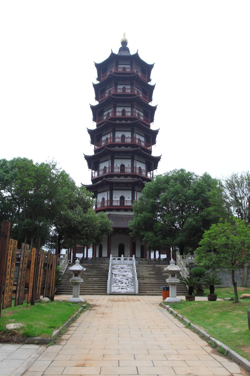 绳金塔周边街景：塔身与近处传统建筑形成的空间关系