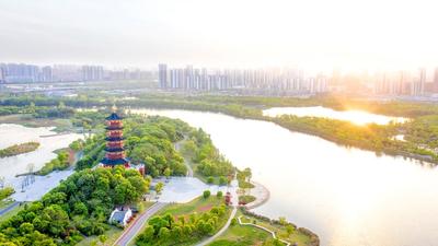 象湖开阔的水面与远处城市天际线