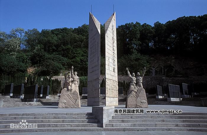 航空烈士公墓牌坊正面，四楹三间建筑