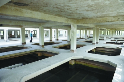 北河口水厂混水机室，红砖勾白边的民国建筑，蓝色通风管上"1930"字样清晰可见