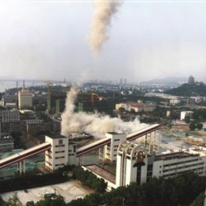大烟囱爆破拆除现场，150米高烟囱向西定向倒塌