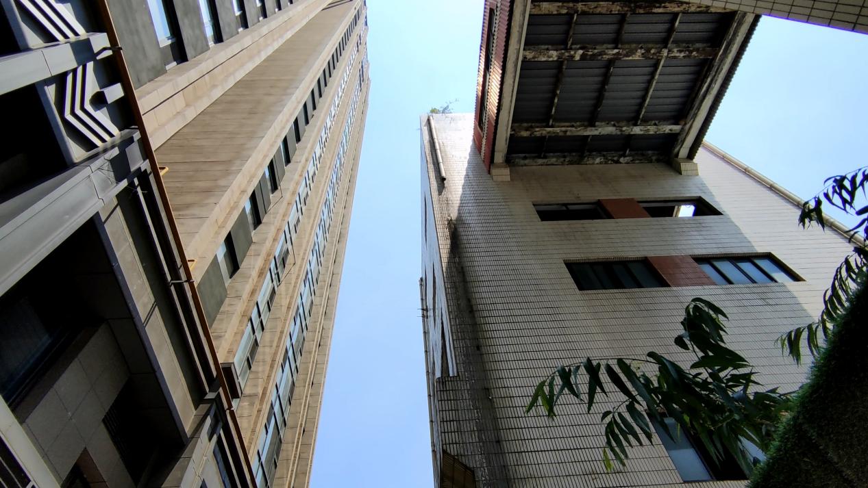 原电厂输煤栈道紧邻恒大滨江住宅楼，两者相距仅5米