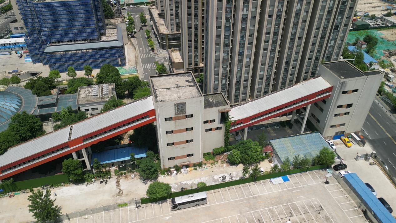 民国首都电厂旧址公园滨江步道，保留的龙门吊和卸煤码头