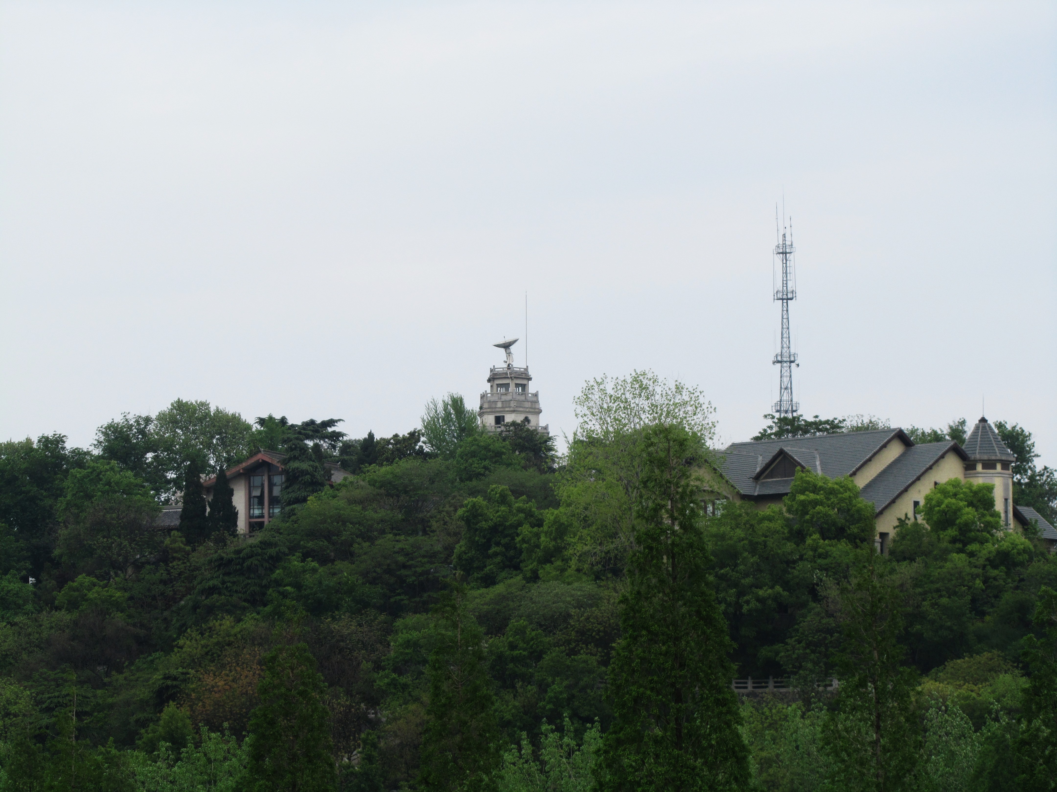 北极阁气象观测塔全景，六角形四层钢筋混凝土结构，底层六根大圆柱柱式外廊清晰可见