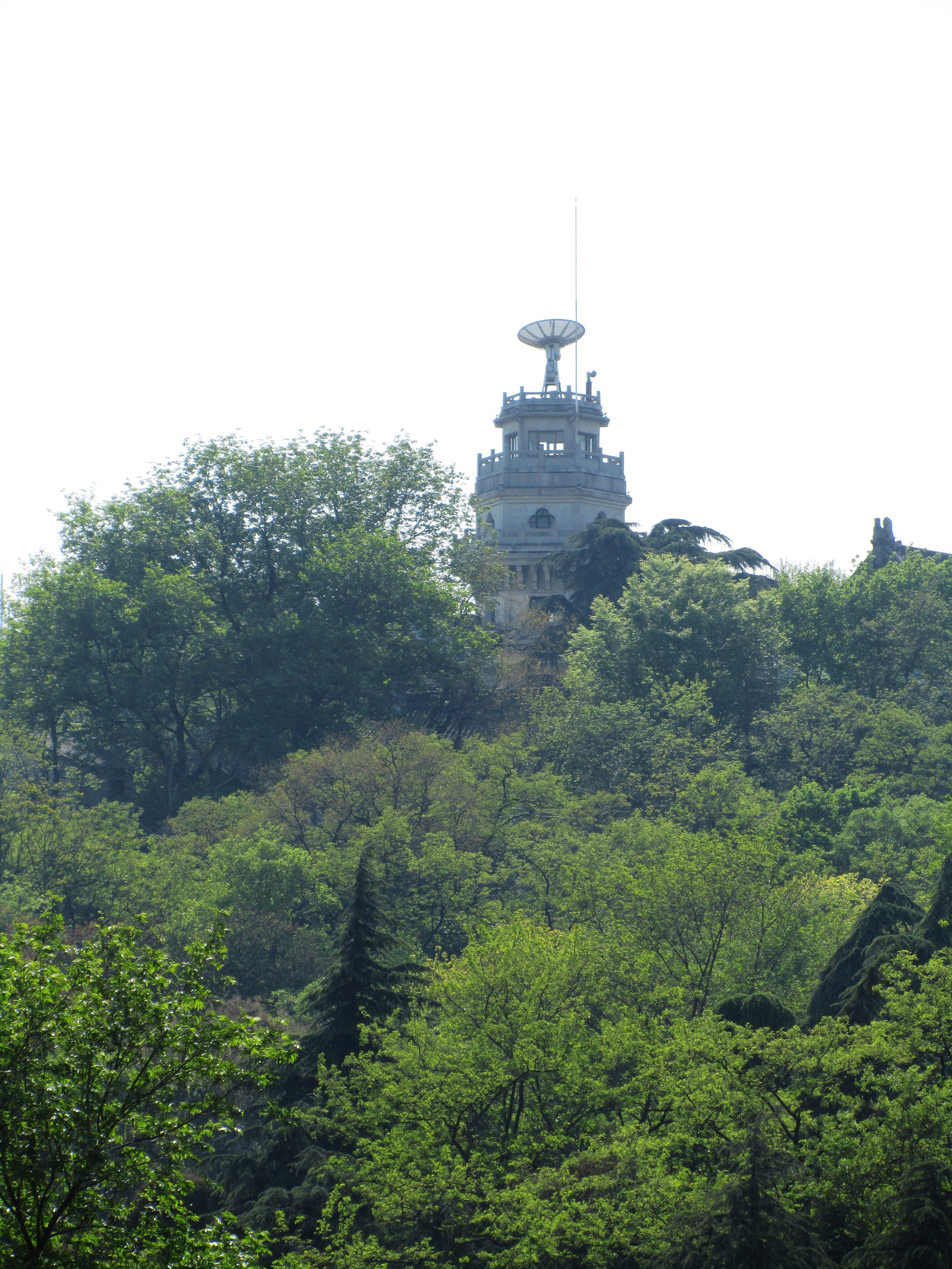 北极阁气象观测塔近景，旋梯通向每层平台，石砌高台基座清晰可见