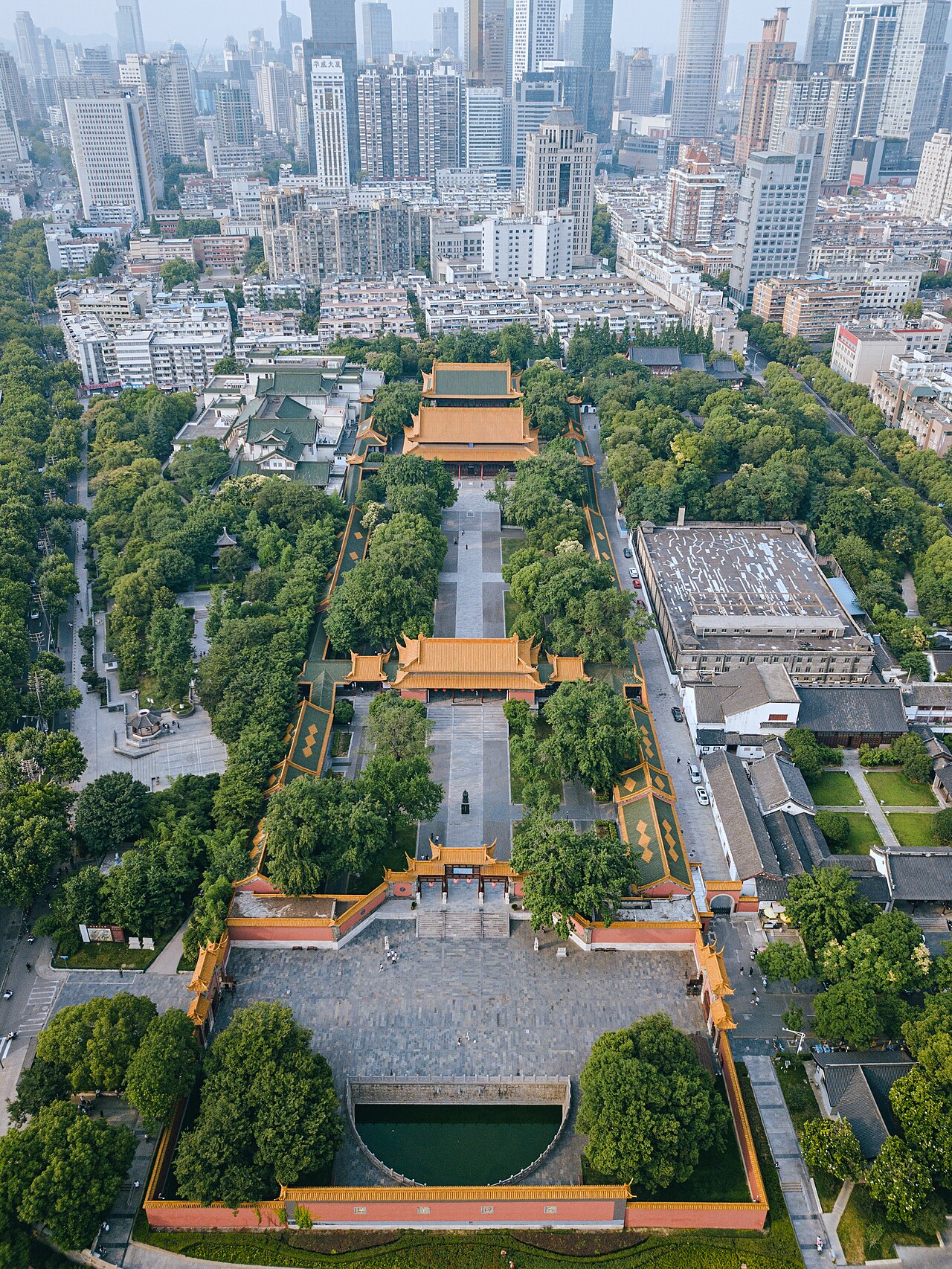 朝天宫航拍全景，建筑群沿中轴线排列，红墙黄瓦，冶山位于画面北端