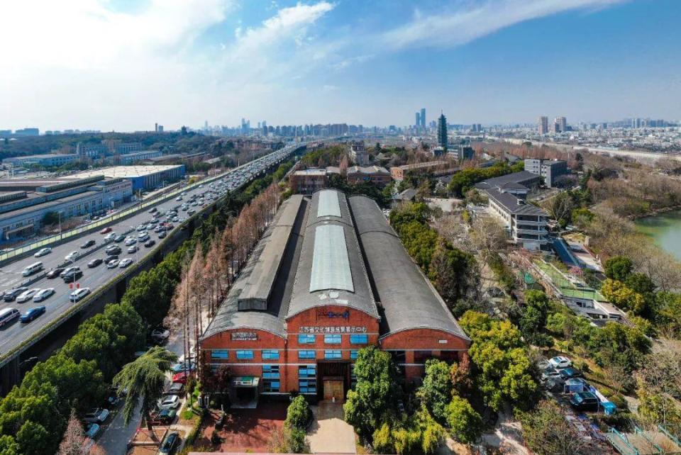 园区内的金陵兵工展览馆，由清代老厂房改造，展示了从金陵机器局到晨光集团的枪支和航天产品