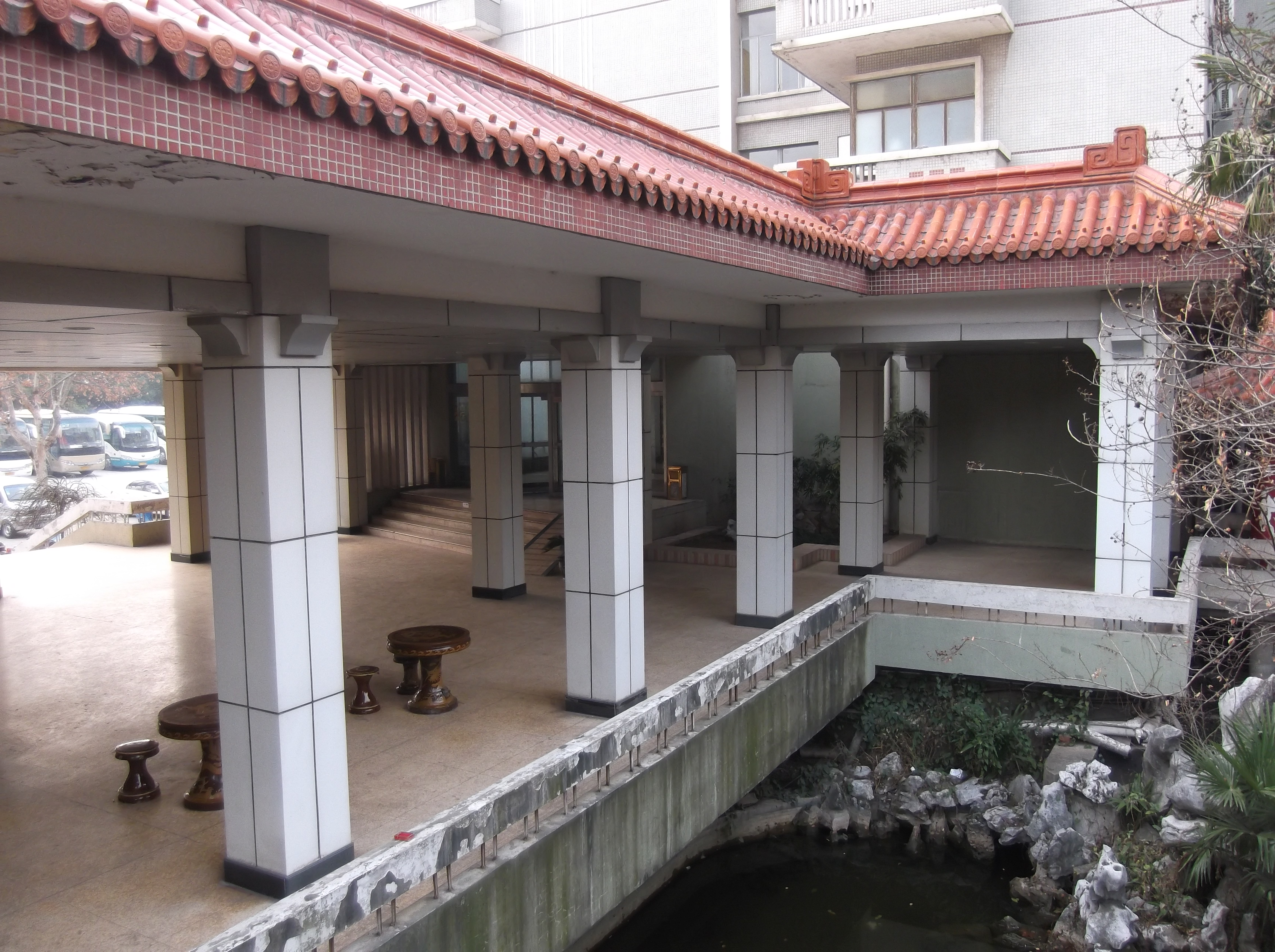 秦淮河畔的晨光1865园区与对岸明城墙，可见选址的水运和防御逻辑