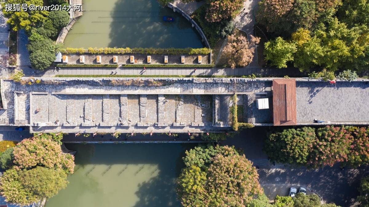 九龙桥横跨秦淮河，连接东水关两岸，桥面和栏杆经过后世修缮