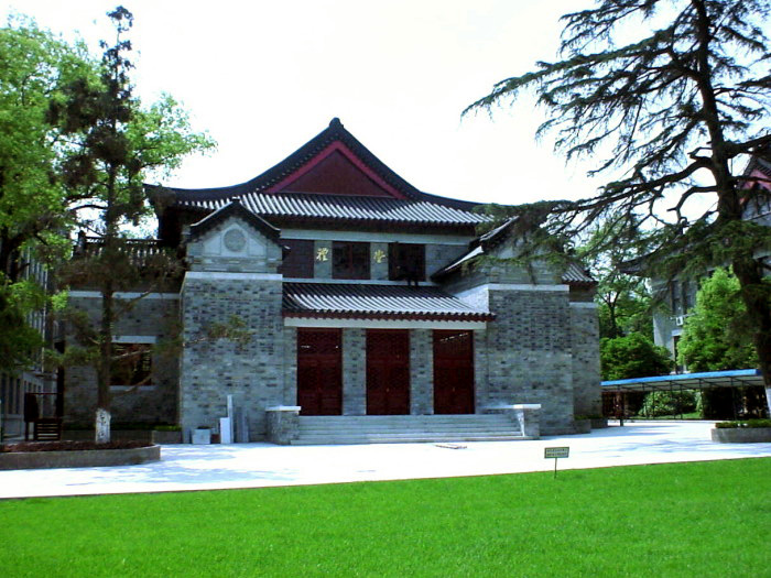 金陵大学大礼堂（礼拜堂），歇山顶建筑，外墙用明代城墙砖砌筑